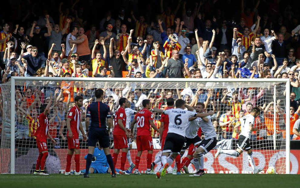 La aficin canta un gol del Valencia.