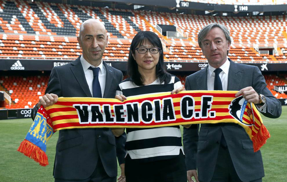 El tcnico, Pako Ayestarn (53), la presidenta del Valencia, Lay...