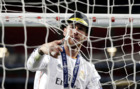 Sergio Ramos corta la red de la portera del Estadio da Luz