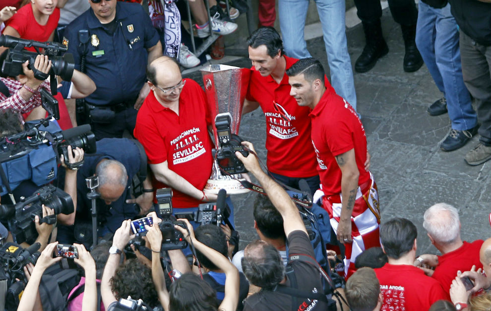 Castro, Emery y Reyes, con la Europa League en las celebraciones del...