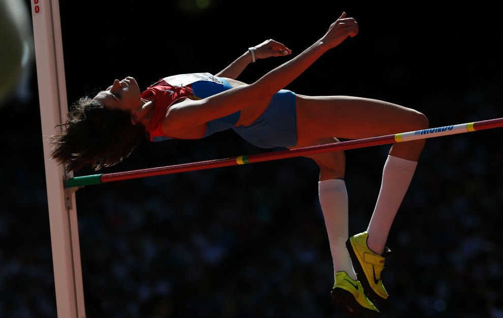 Chicherova, durante un salto en el Mundial de atletismo de 2015.