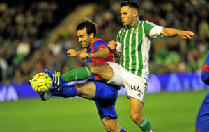 El verdiblanco Bruno lucha por un baln con el jugador del Levante...