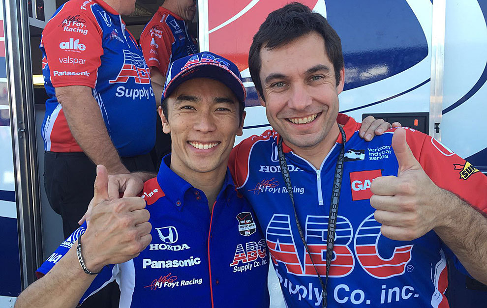Ral Prados, junto a su piloto, Takuma Sato.