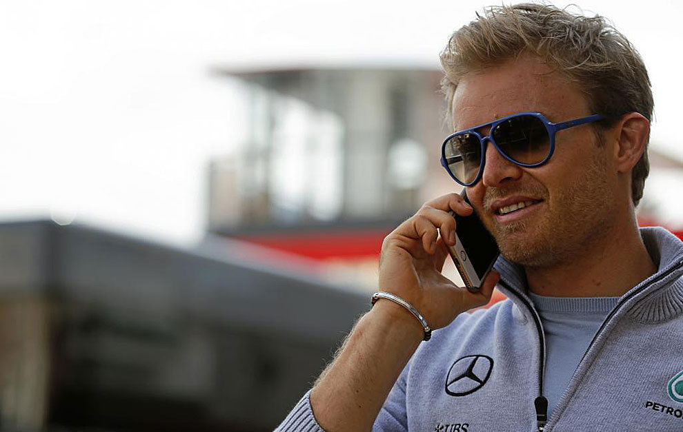 Nico Rosberg, hablando por telfono en el circuito de Mnaco