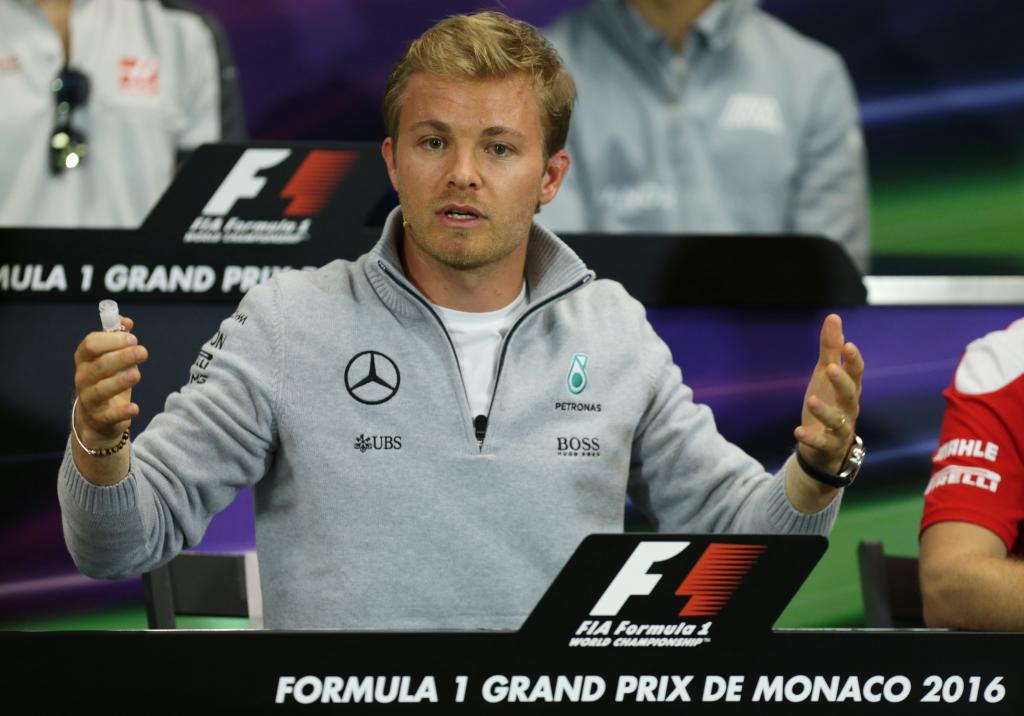 Nico Rosberg gesticula durante la rueda de prensa