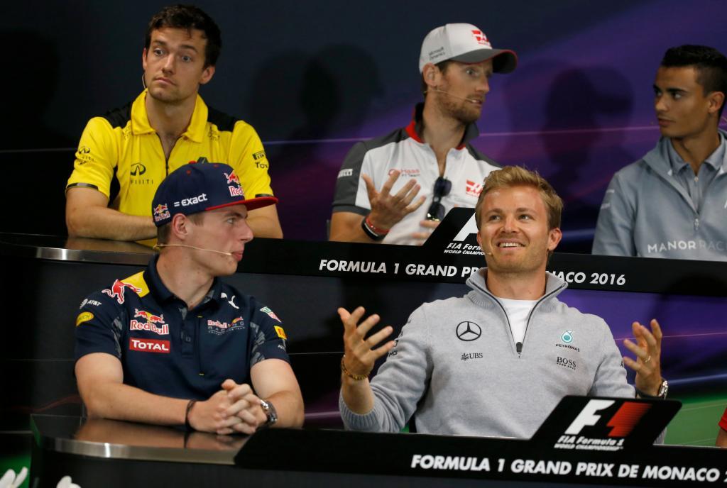 Nico Rosberg se re durante la rueda de prensa