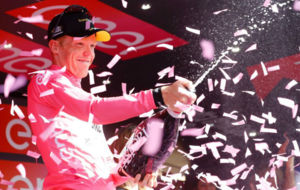 Steven Kruijswijk celebrando su liderato en el podio.