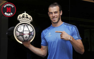 Bale posa para MARCA con el baln de la Champions y el escudo del...