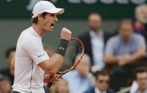 Andy Murray celebra la victoria en un partido en Roland Garros.