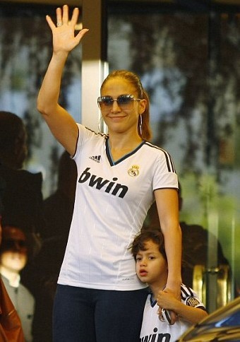 Jenifer Lpez, otra fiel seguidora del Real Madrid, ha visitado a la...