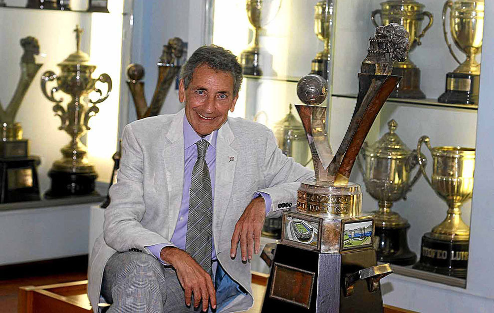 Carlos Mourio, presidente del Celta, posa junto a los trofeos del...