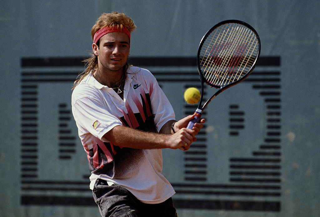 Agassi durante un partido en Roland Garros 1990.