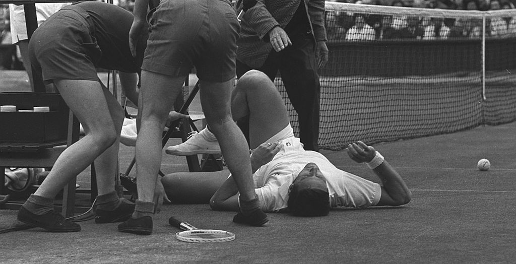 Emerson durante un partido en Wimbledon 1966.
