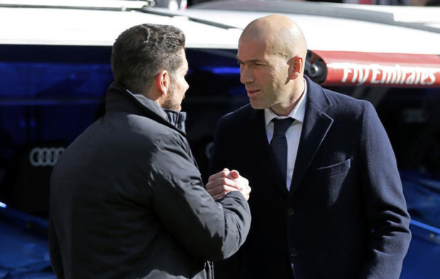 Zidane y Simeone se saludan en un derbi.