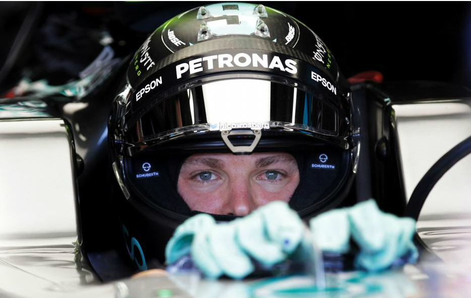 Nico Rosberg espera a entrar en pista en su box de Mnaco