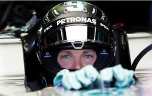 Nico Rosberg espera a entrar en pista en su box de Mnaco