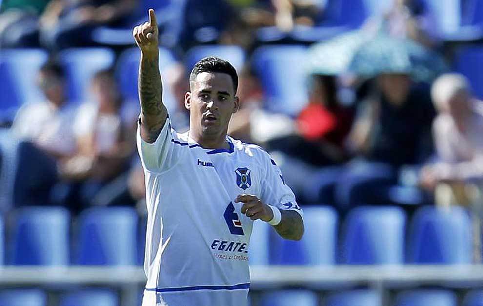 Nano celebra uno de sus dos goles al Valladolid en el Heliodoro