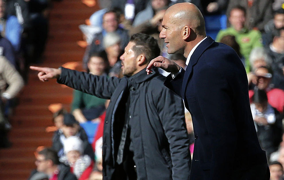 Simeone y Zidane dan indicaciones en un partido de Liga.