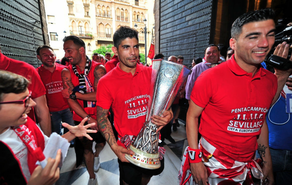 Banega lleva la copa de la Europa League en uno de los actos de...