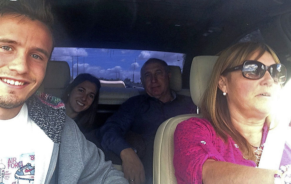Sal, su novia Yaiza, Borja y Pilar, al volante, camino a Lisboa hace...