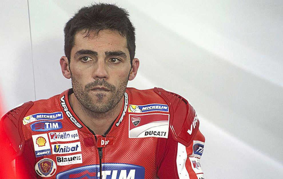 Michele Pirro, en una imagen vestido con los colores de Ducati.
