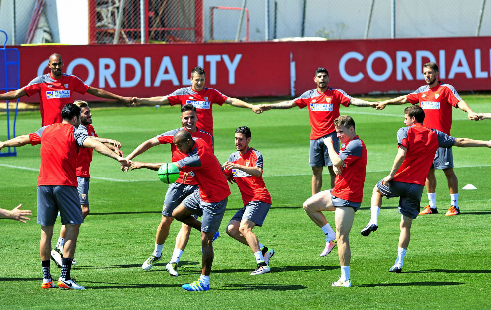 Los jugadores del Sevilla, en un entrenamiento antes de la final de...