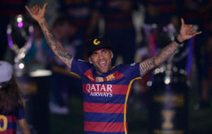 Dani Alves, durante la celebracin de la Copa del Rey en el Camp Nou