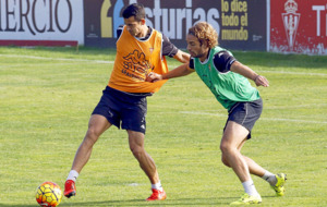 Luis Hernndez Y Mendi disputn un baln durante un entrenamiento...