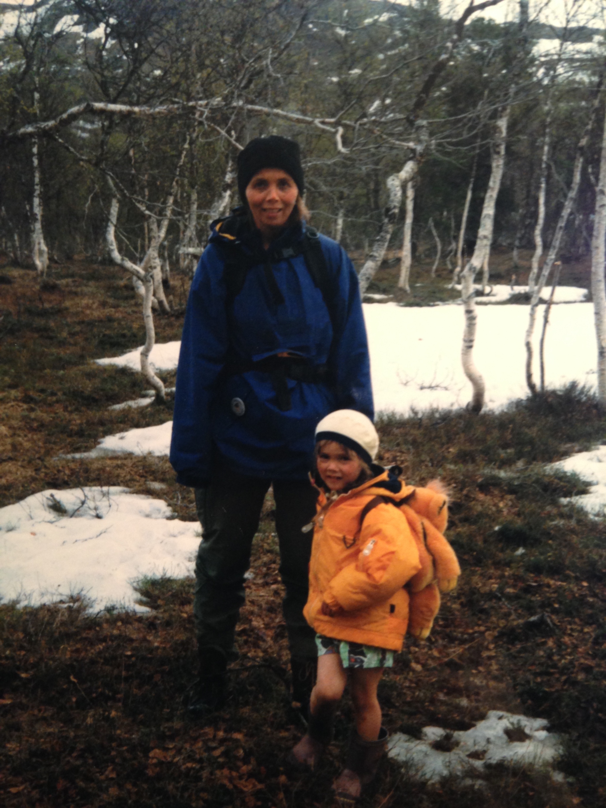 Yngvild  Kaspersen, de nia, con su madre en la montaa.
