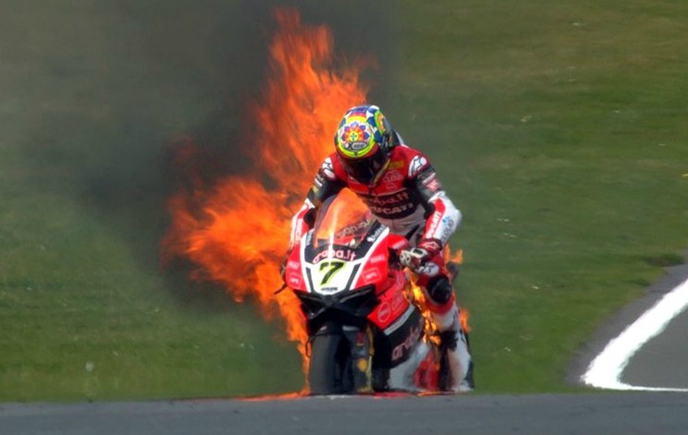 La Ducati de Davies, en llamas an en la pista.