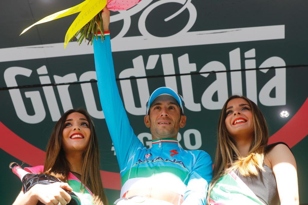Nibali, sonriente en el podio tras ganar la etapa.