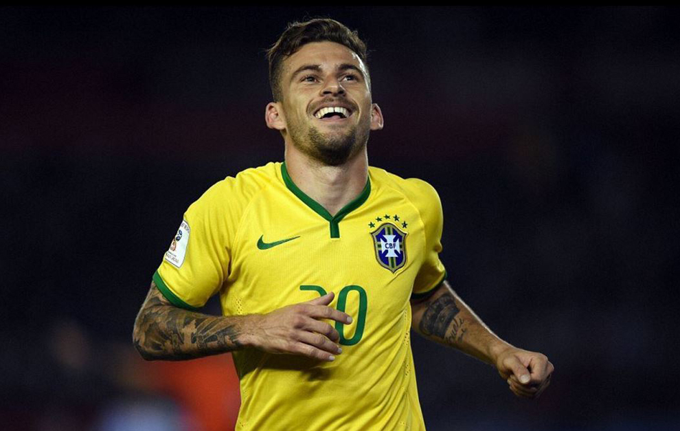Lucas Lima celebra un gol con Brasil