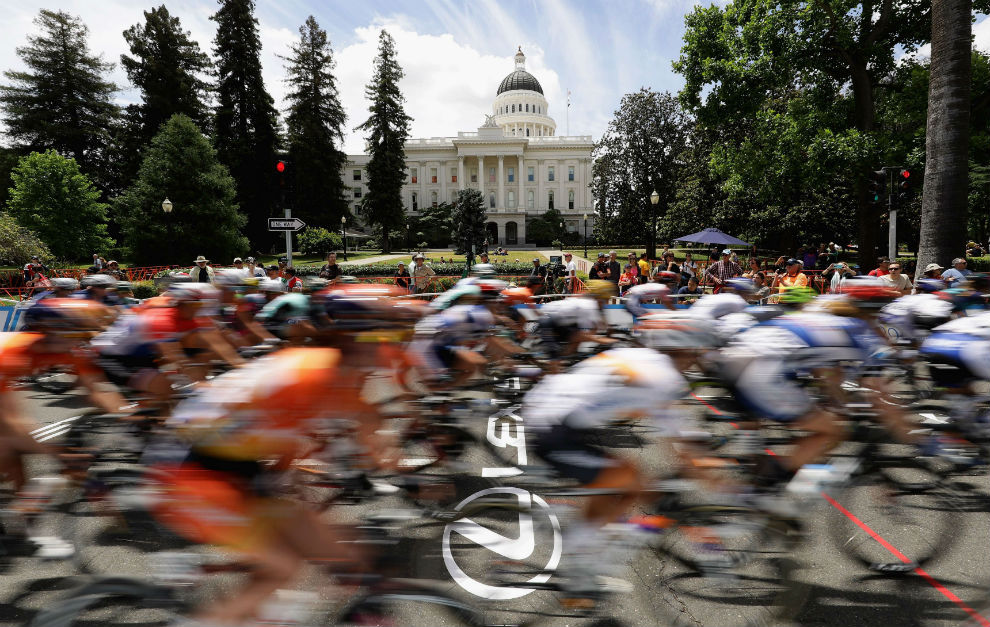 Un pelotn de ciclistas pasan por delante de la Casa Blanca.