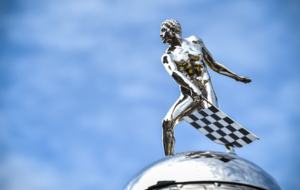 Detalle del trofeo Borg-Warner que se entrega al ganador de la Indy...