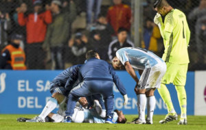 Messi se duele en el terreno de juego tras sufrir un golpe