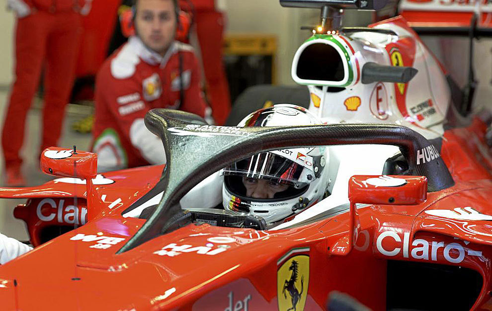 Vettel, en el box de Ferrari con el &apos;halo&apos; durante los tests de...