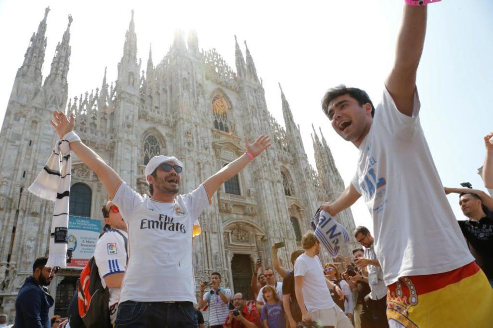 Aficionados del Real Madrid en la plaza Duomo, Miln