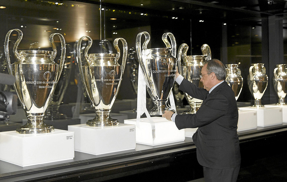 Florentino coloca una de las Champions en las vitrinas del museo del...
