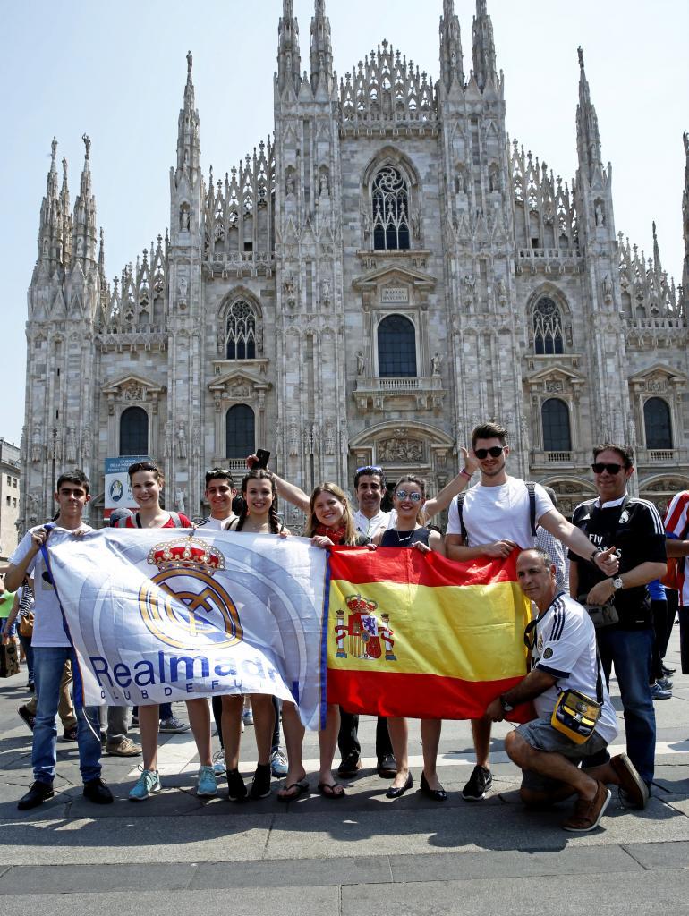Aficionados del Real Madrid en la plaza del Duomo