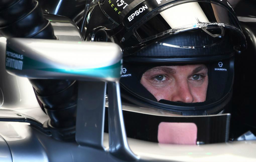 Nico Rosberg aguarda en su box de Mnaco el comienzo de la Q3