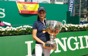 Mara Dolores Lpez posa con el trofeo de campeona en Roland Garros.