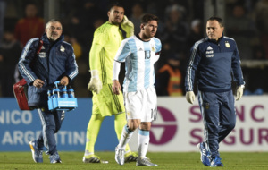 Messi se retira lesionado tras golpearse con un jugador de Honduras.