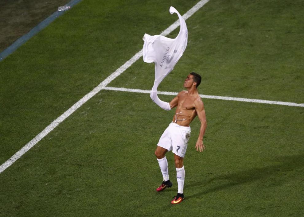 Ronaldo se quita la camiseta en la celebracin.
