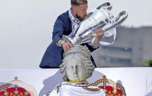 Sergio Ramos besa la Copa de Europa en la fuente de la diosa Cibeles