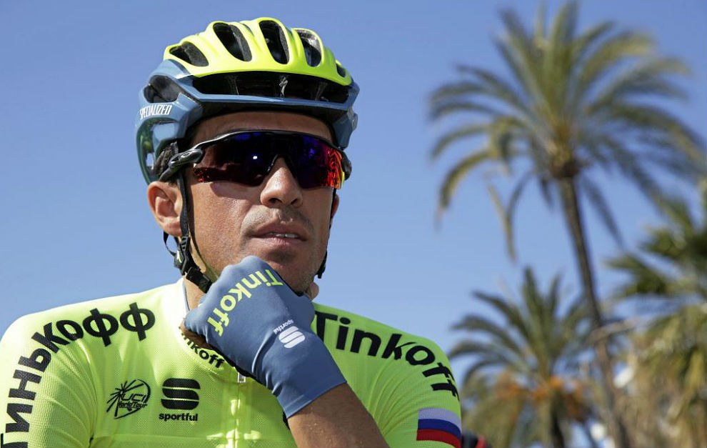 Alberto Contador, en la salida de una etapa de esta temporada.
