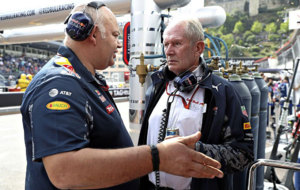 Helmut Marko conversa con un miembro de Red Bull.