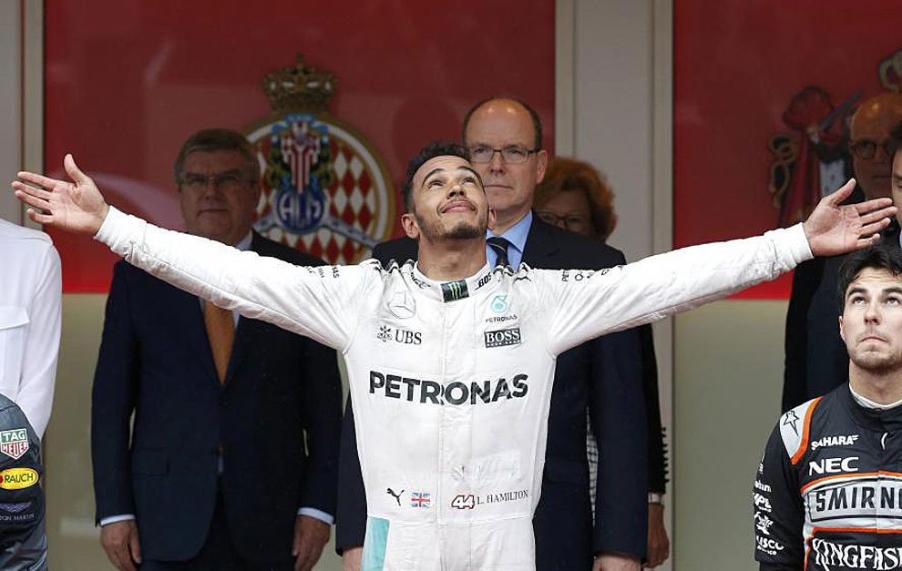 Hamilton celebra su victoria en el podio de Mnaco.