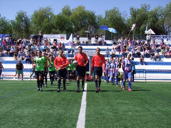 Las jugadoras del Deportiva Lorca y Femargun saltando al campo.