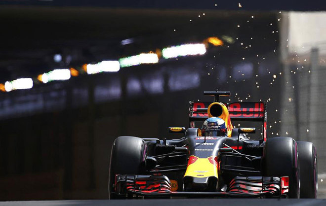 El Red Bull de Ricciardo echa chispas a la salida del tnel del...