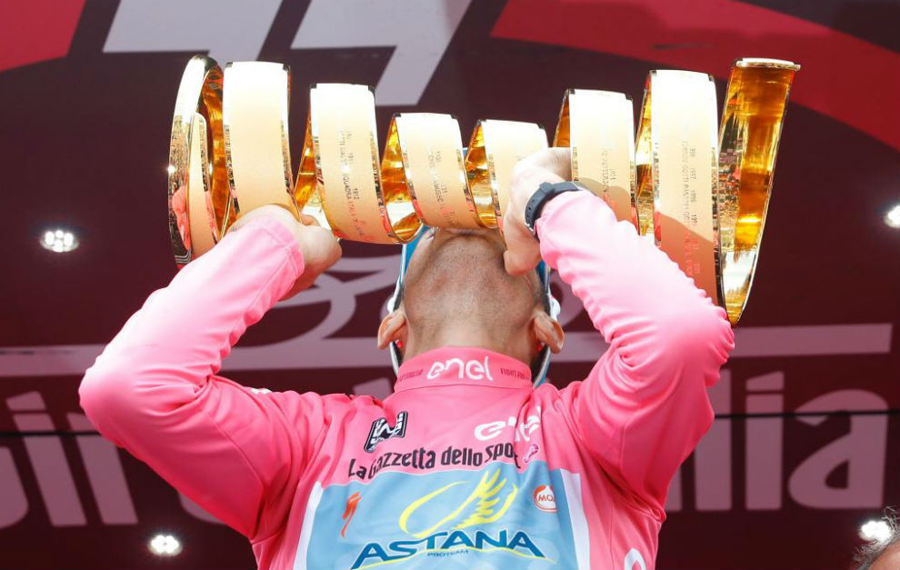 Nibali besando el trofeo como campen del Giro.